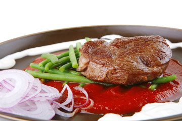 meat medalion on green beans