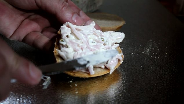 Brot mit Fleischsalat