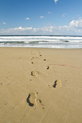 plage de sable et traces de pas
