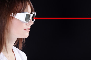 Frau mit Schutzbrille und Laserstrahl Porträt