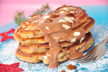 Eierkuchen-Türmchen mit Schokosauce
