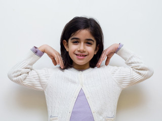 bambina con mani spora le spalle