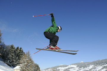 Skieur jumping