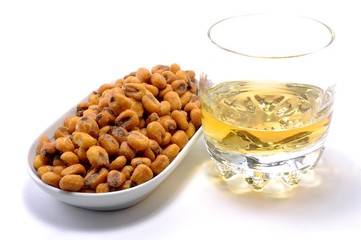 Copa de whisky y tapa de maíz frito