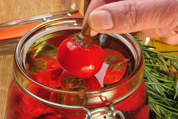 in Öl eingelegte rote Kirschpaprika