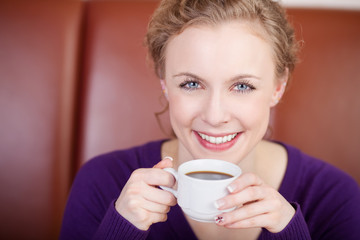 junge frau trinkt kaffee