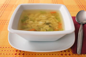 Vegetarische Nudelsuppe