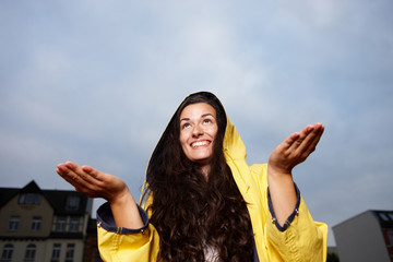 Frau im Regenmantel