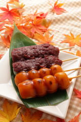 ２種類の団子とモミジ