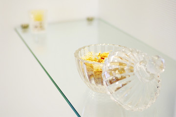 ガラス棚と小物