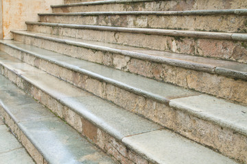 escaliers anciens sous la pluie