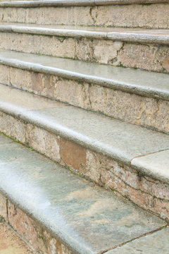 escaliers anciens sous la pluie