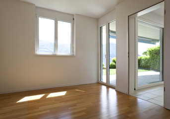 interno di camera vuota con finestre