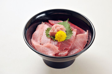 マグロずくし丼