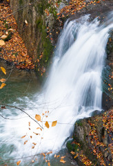 Fototapeta na wymiar Wodospady na Rocky Stream Jesieni