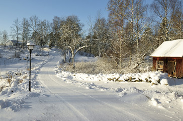 Fototapeta na wymiar Idylliczne zimą droga do szwedzkiej farmie