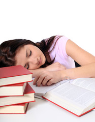 Schülerin schläft auf ihren Unterlagen