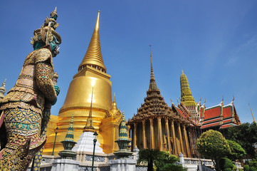 Fototapeta premium Giant stand guard in wat phra keaw, Bangkok Thailand