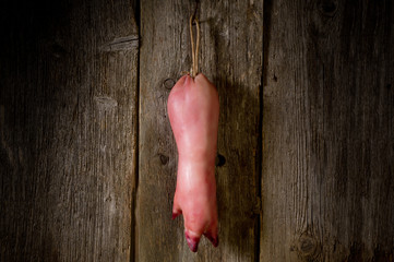 pig trotter on wood- zampone appeso su legno