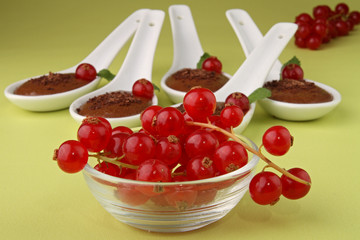 groseille et mousse au chocolat
