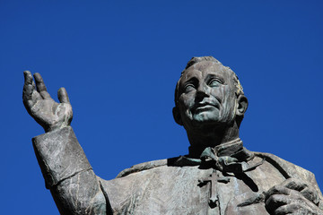 statua di un religioso