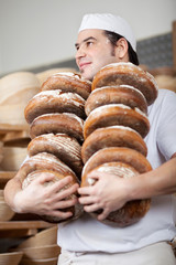 bäcker trägt brote