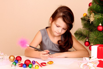 Obraz na płótnie Canvas Little girl writing wishlist