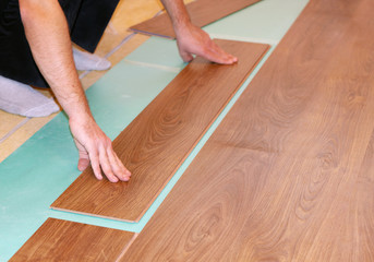 Laying laminate flooring