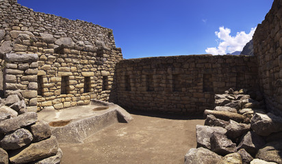 Inca building ruins © Armando Frazão