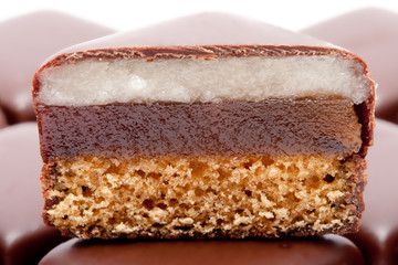 Dominosteine auf weissem Hintergrund