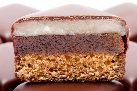 Dominosteine auf weissem Hintergrund