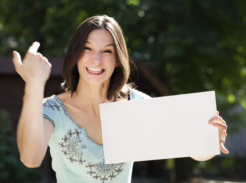 jeune femme heureuse avec argumentaire de vente