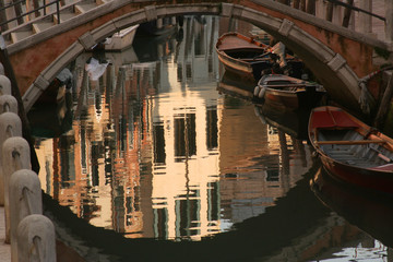 Fototapeta na wymiar Venetian bridge reflections