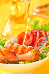 Kräuterlachs auf grünem Salat