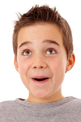 Junge staunt erfreut  mit Blick nach oben
