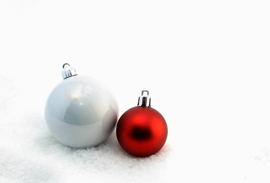 boules de No&euml;l dans la neige