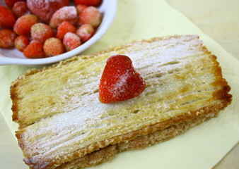 Tuile feuilletée et fraises