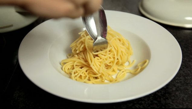 Spaghetti Bologenese anrichten