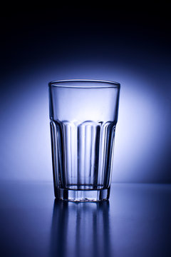 Bicchiere di vetro illuminato