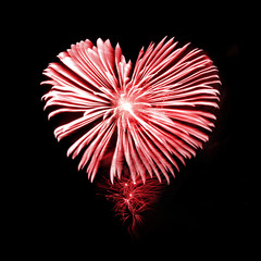Feu d'artifice coeur rouge