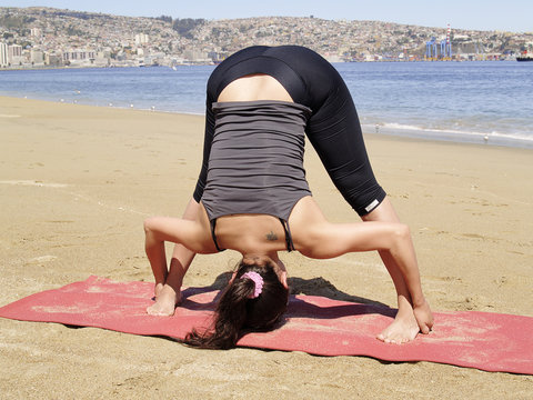 Bikram yoga dandayamana bibhaktapada pashimottanasana pose