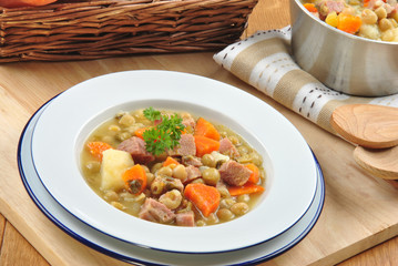 Ländlicher Gemüseeintopf mit Schweinefleisch