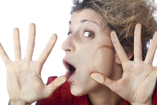 visage de femme &eacute;cras&eacute; contre vitre transparente