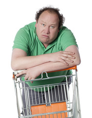 homme consommateur confus au supermarché
