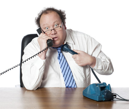 homme multit&acirc;che surmen&eacute; au t&eacute;l&eacute;phone