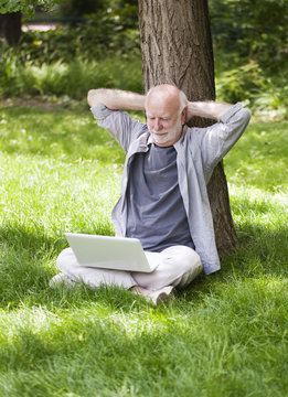 homme retrait&eacute; paisible sous un arbre