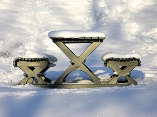 Table de pique-nique sous la neige