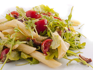 Rucolasalat mit Nudeln und Tomaten