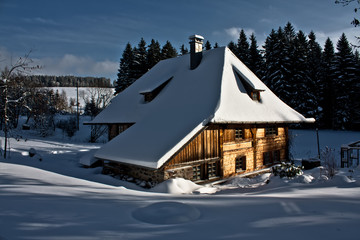 Blockhütte in einer Winterlandschaft