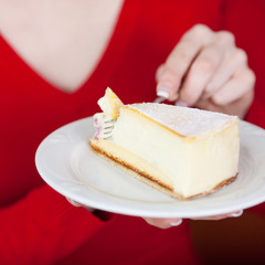 frau isst käsekuchen